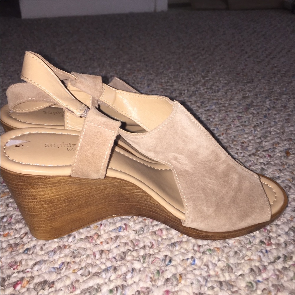 Nude wedges